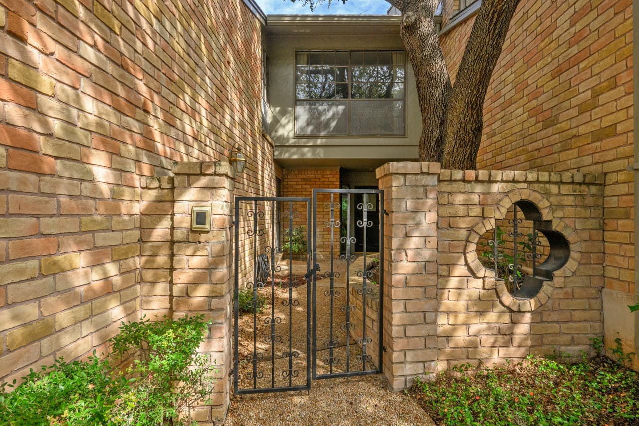 32  Woodstone Sq photo 2