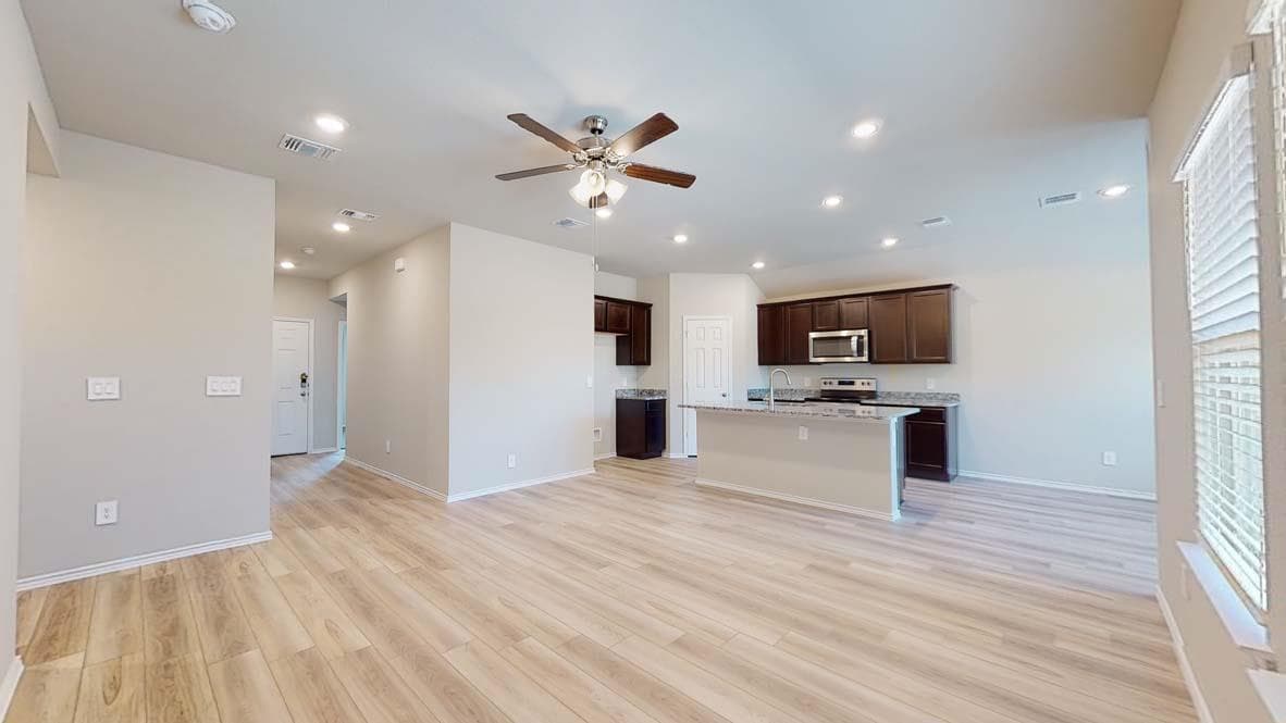 124  Candy St photo 3