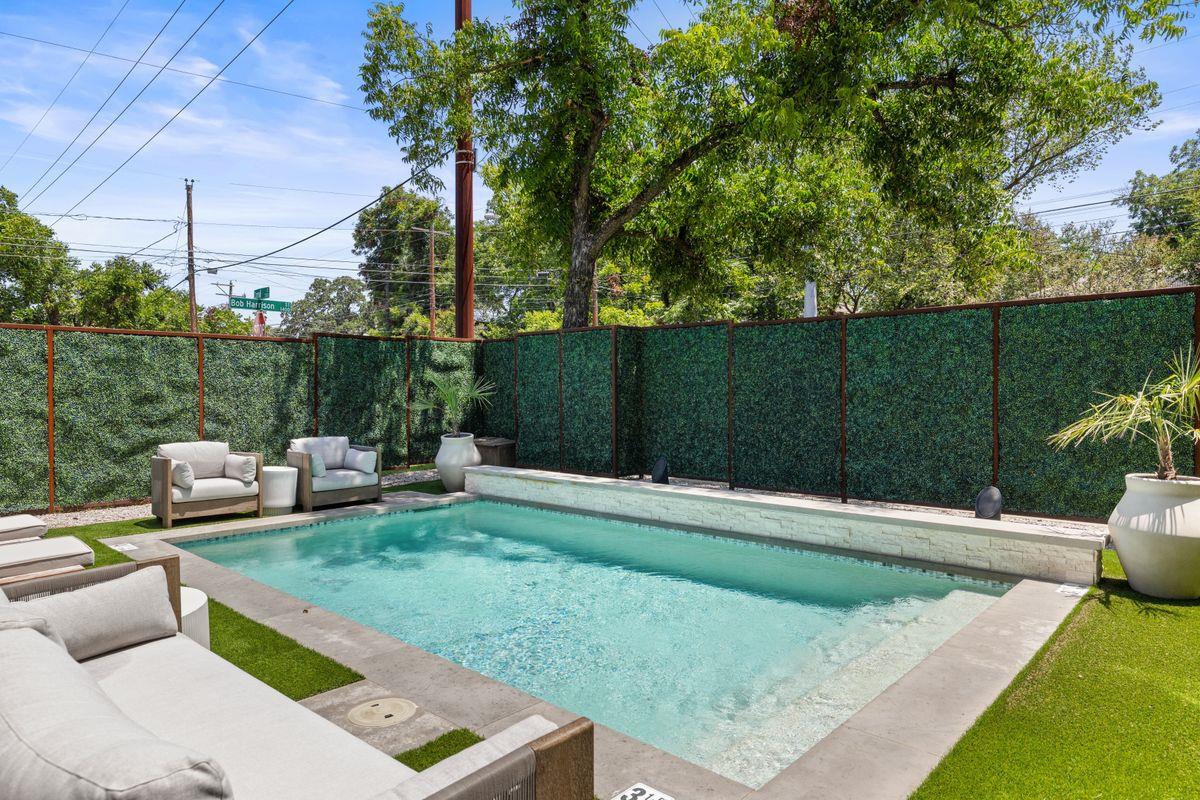 1304  Comal St photo 2