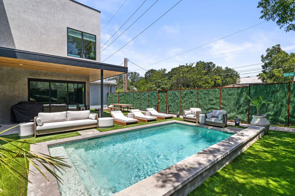 1304  Comal St photo 3