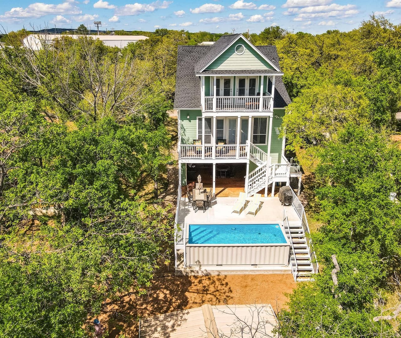 1943  Glencove Dr