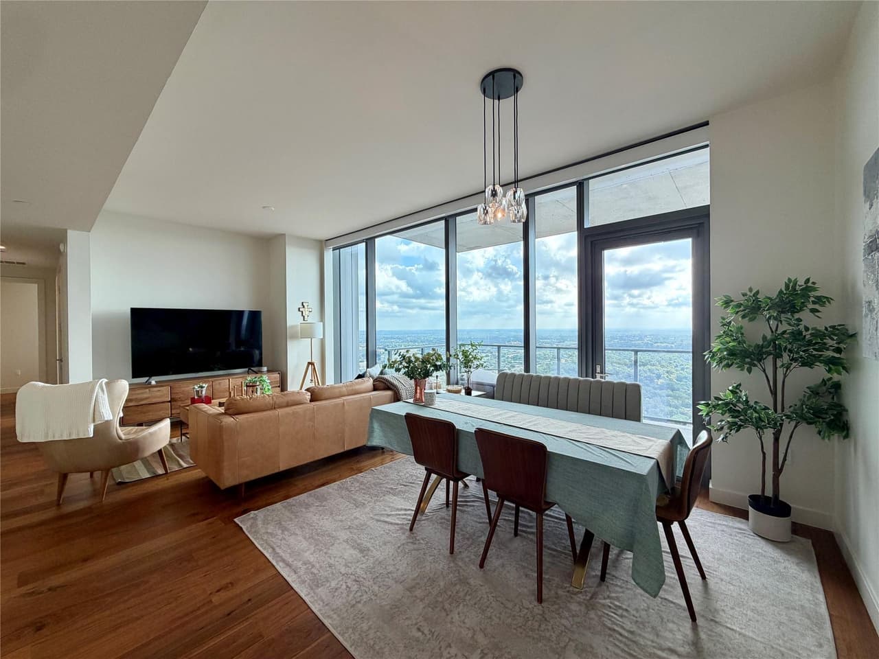 44  East Ave  #4305