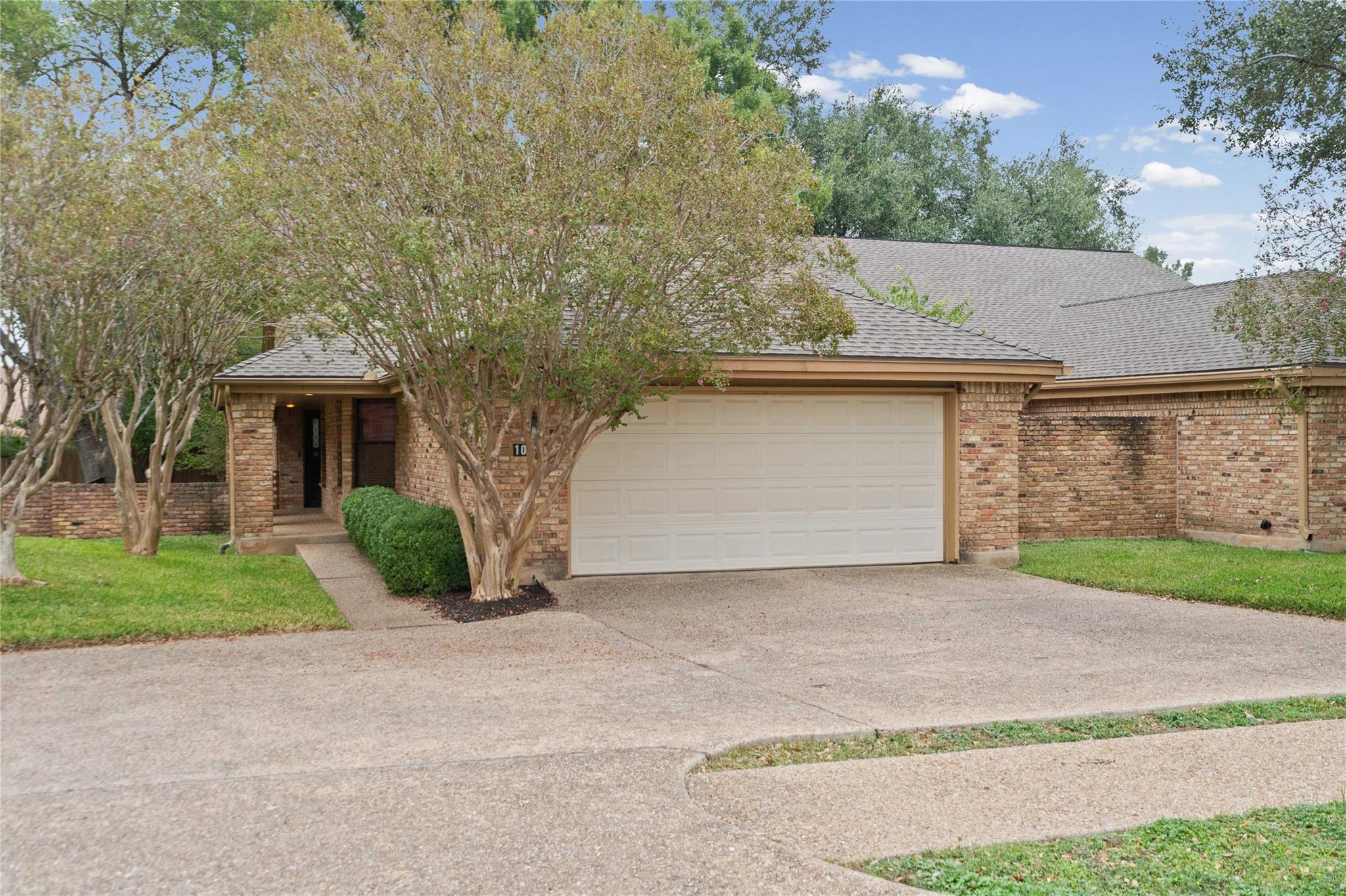 10921  Crown Colony Dr photo 2