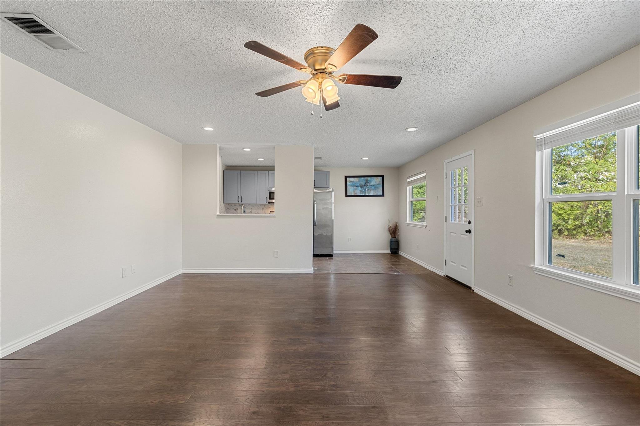 2018  Heathwood Cir photo 6