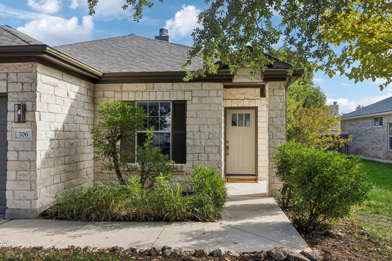 706  Estancia Way photo 2