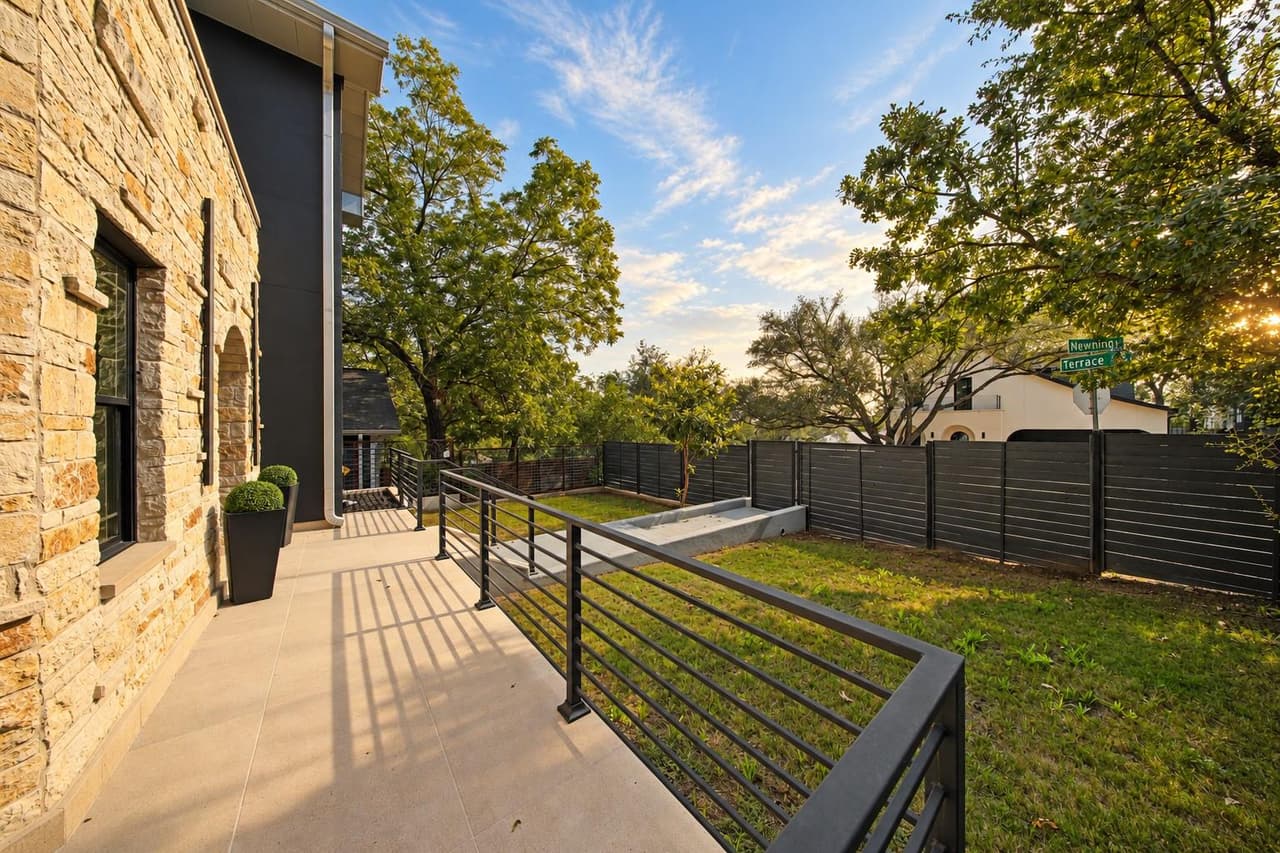 500  Terrace Dr photo 3